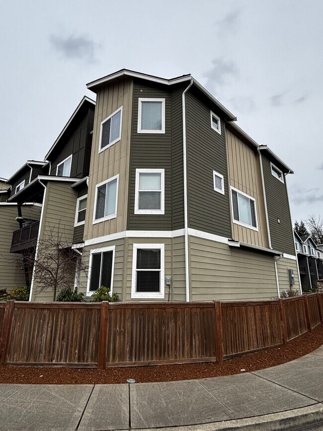 Building Photo - Wonderfully maintained Sunrise Townhome