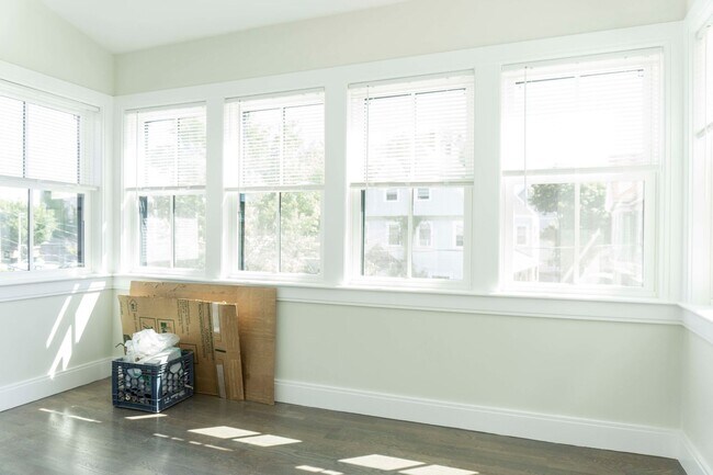 Building Photo - Spacious 3 Bed / 2 Bath | In-Unit Laundry | Parking Available | Allston | 9/1