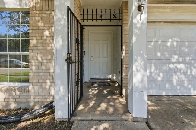 Building Photo - 15738 Boonridge Rd