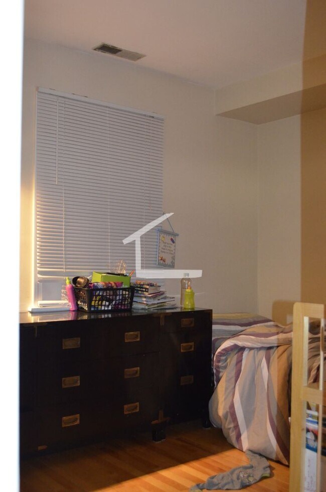 Building Photo - HOT BRIGHTON UNIT!!!!!!