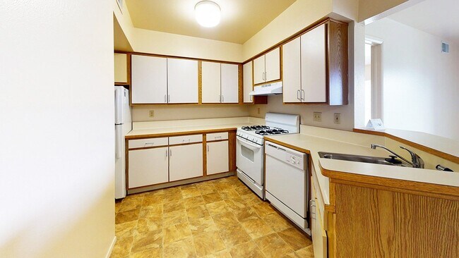 Building Photo - Emerald Park Apartments