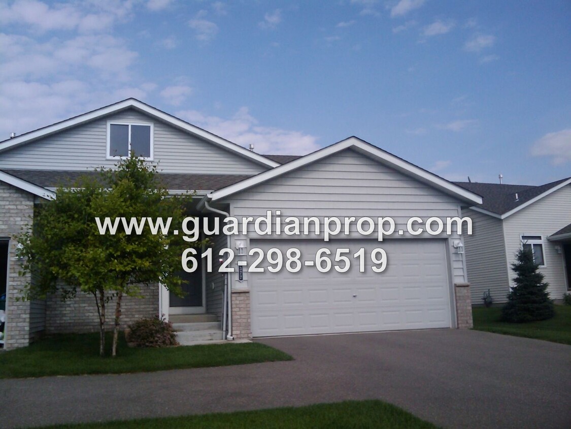 Foto principal - Townhouse Available Now, Vaulted Ceilings,...