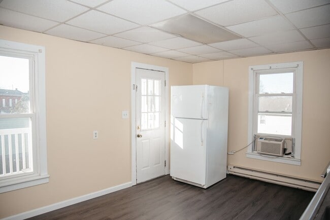 Building Photo - Apt 2