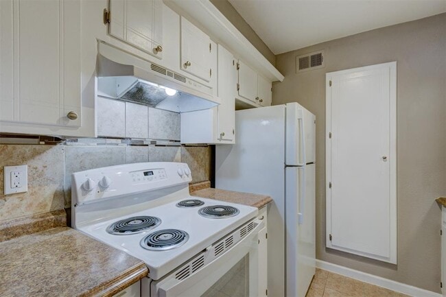 Building Photo - 521 Spring Dr
