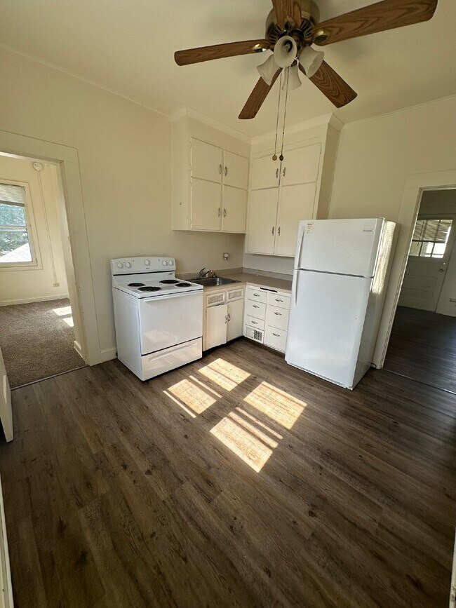 Building Photo - 2 Bedroom, 1 Bathroom Apartment Downtown E...