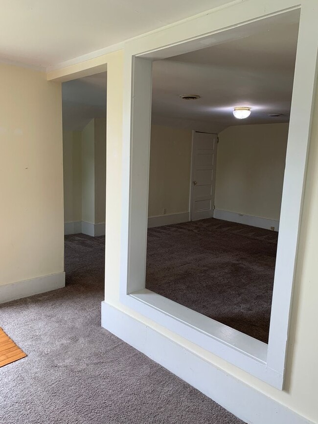 Foto del edificio - Studio Apartment on 2nd Floor of House Available Now