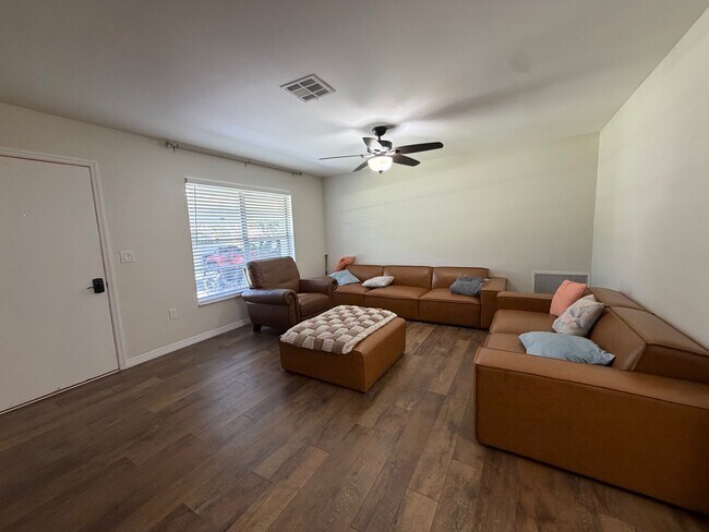 Foto del edificio - 4868 NW 27th St