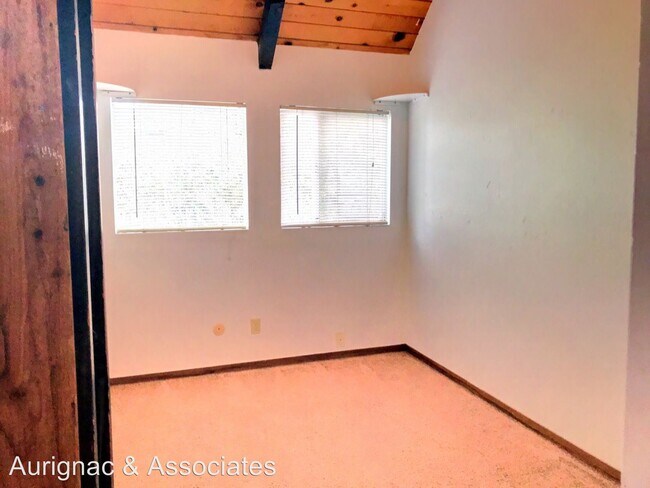 Foto del edificio - 3214-3216 Rockview Pl