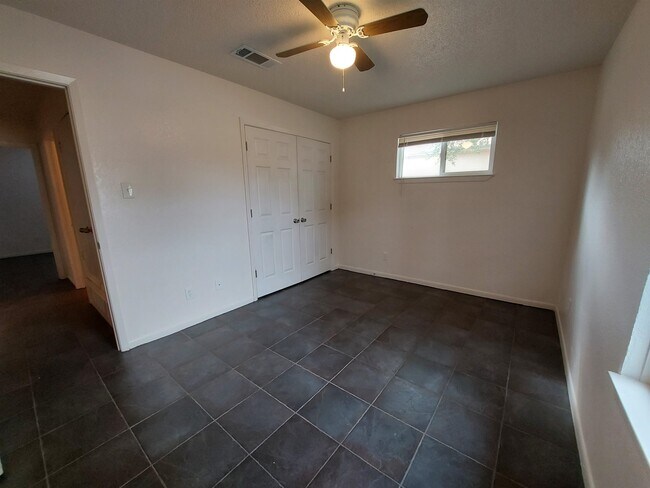 Building Photo - 1904 Ridgeview Dr