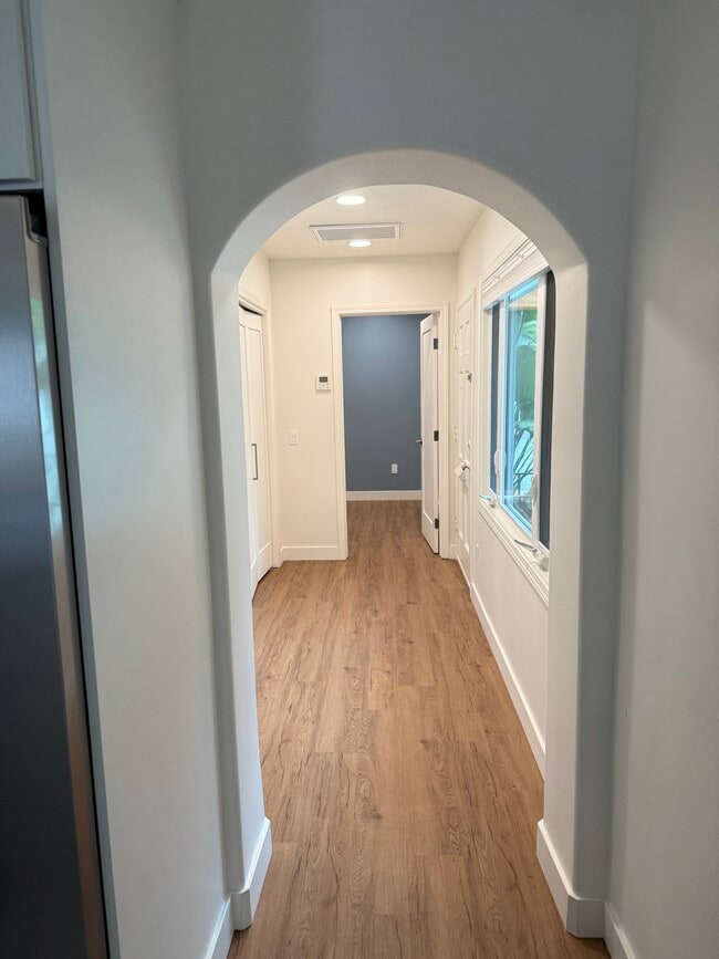 Building Photo - 328 East Carrillo Street
