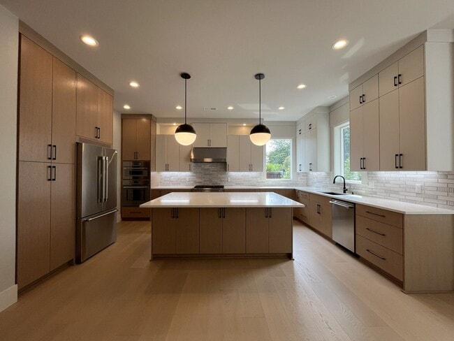 Building Photo - 17402 NW Lone Rock Dr