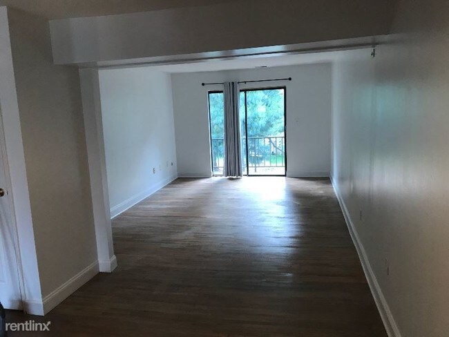 Building Photo - 2 br, 1 bath Condo - 1908 Silver Ct