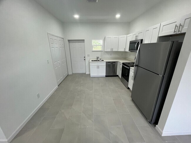 Foto del edificio - Bright & Modern 2 Bed-1 Bath Pet-Friendly Home in Desirable Lehigh Acres!