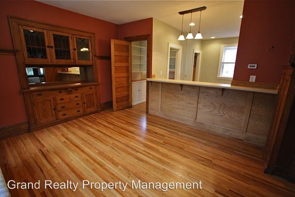 Building Photo - 823 Hamline Ave N