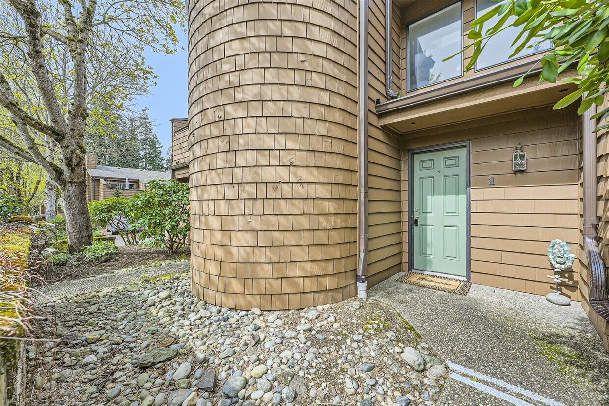 Primary Photo - Totem Lake Spacious 2 Bedroom Vaulted Ceil...