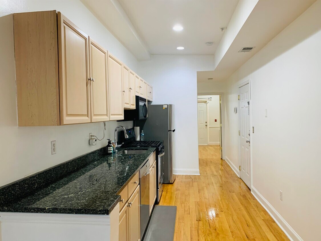 Foto principal - 136 Newark Ave