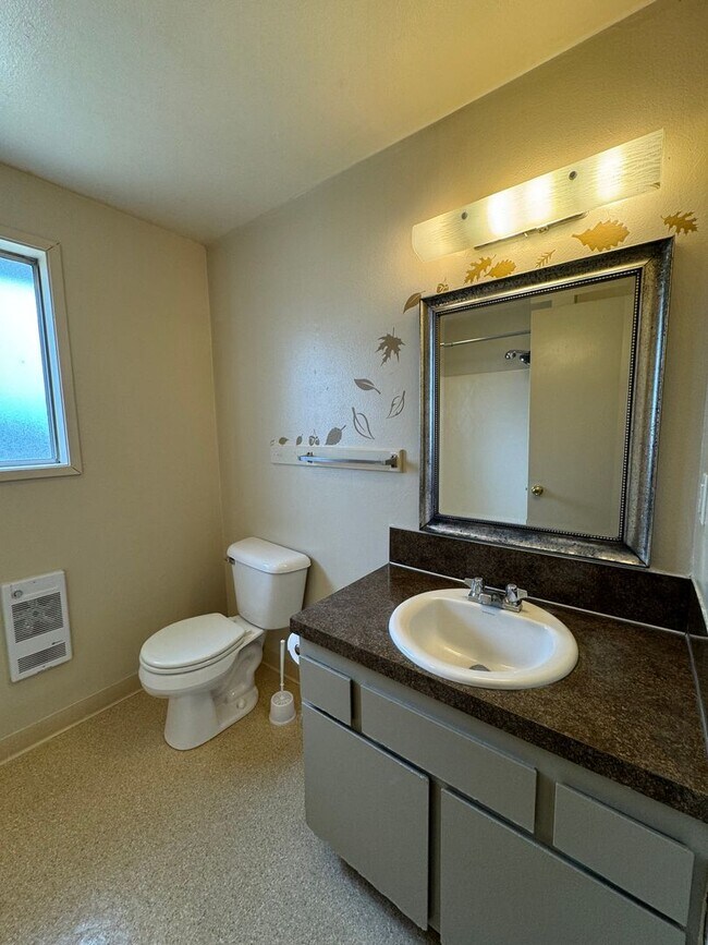 Foto del edificio - 2 bed 1 bath duplex - water/sewer and garb...