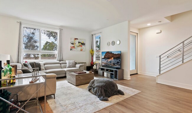 Building Photo - 2111 N Cahuenga Blvd Los Angeles, CA 90068