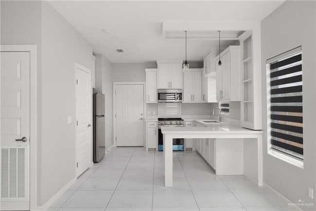 Building Photo - 11 Deluxe St