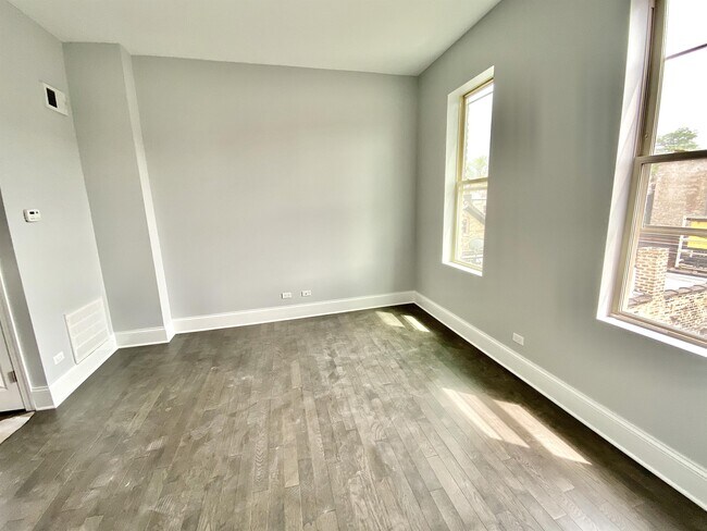 Building Photo - 2027 N Sheffield Ave
