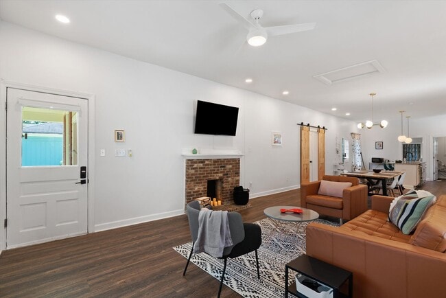 Building Photo - Recently updated and fully furnished Midto...