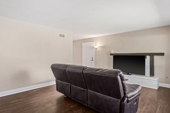 Building Photo - 104 N Spruce St