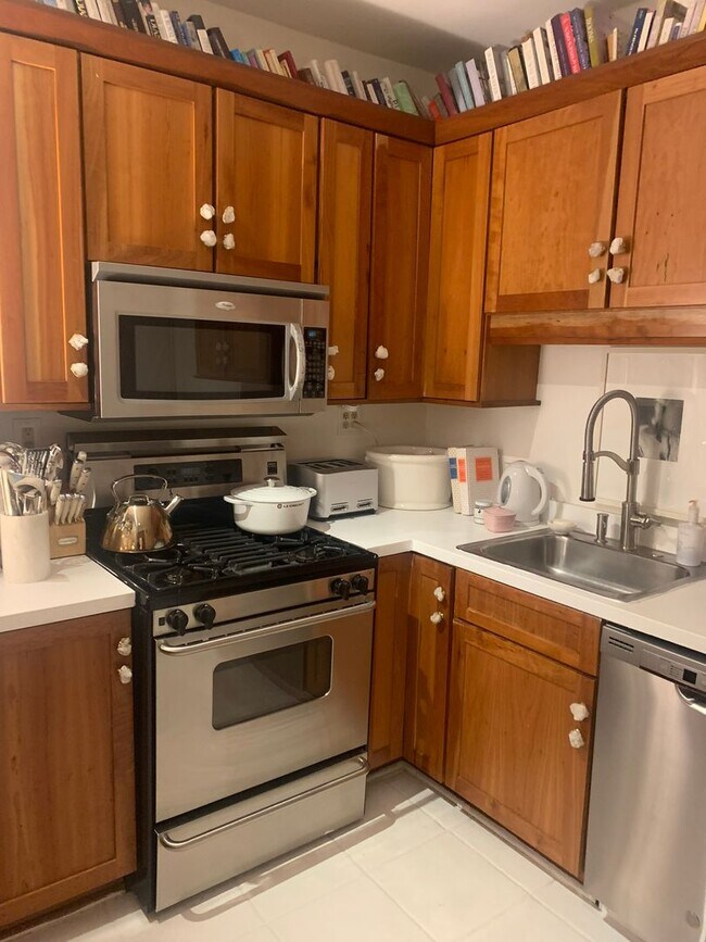Foto del edificio - Introducing a charming 3-bedroom, 2-bathroom townhouse located in the heart of Shadyside