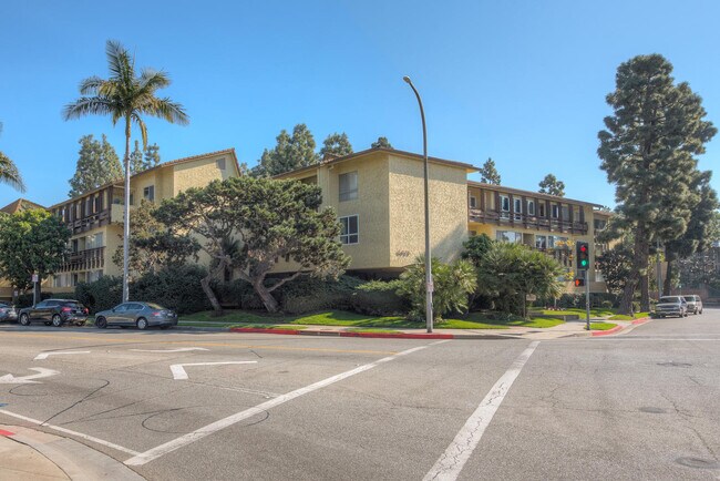 Foto del edificio - 5625 Green Valley Cir