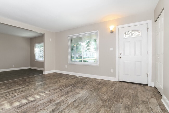 Building Photo - 990 Sheffield Dr