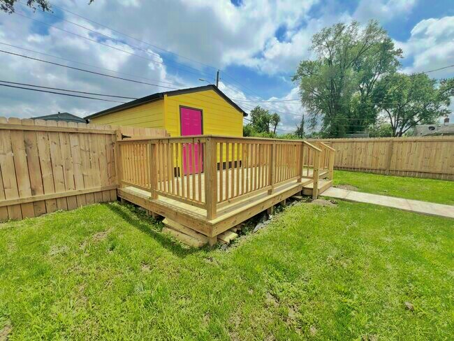 Storage and deck area - 2043 Adams St