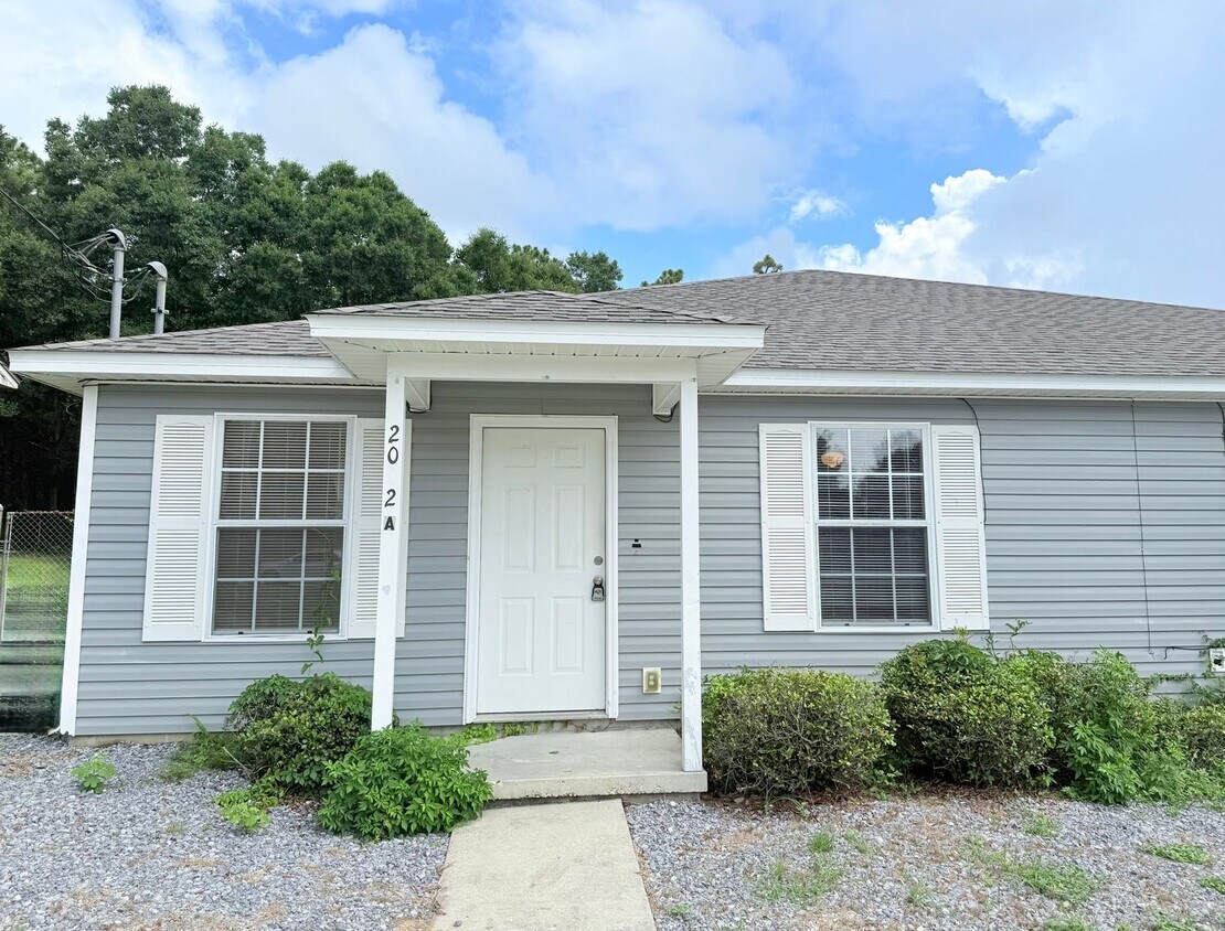 Foto principal - Charming 2 Bed/2 Bath Duplex