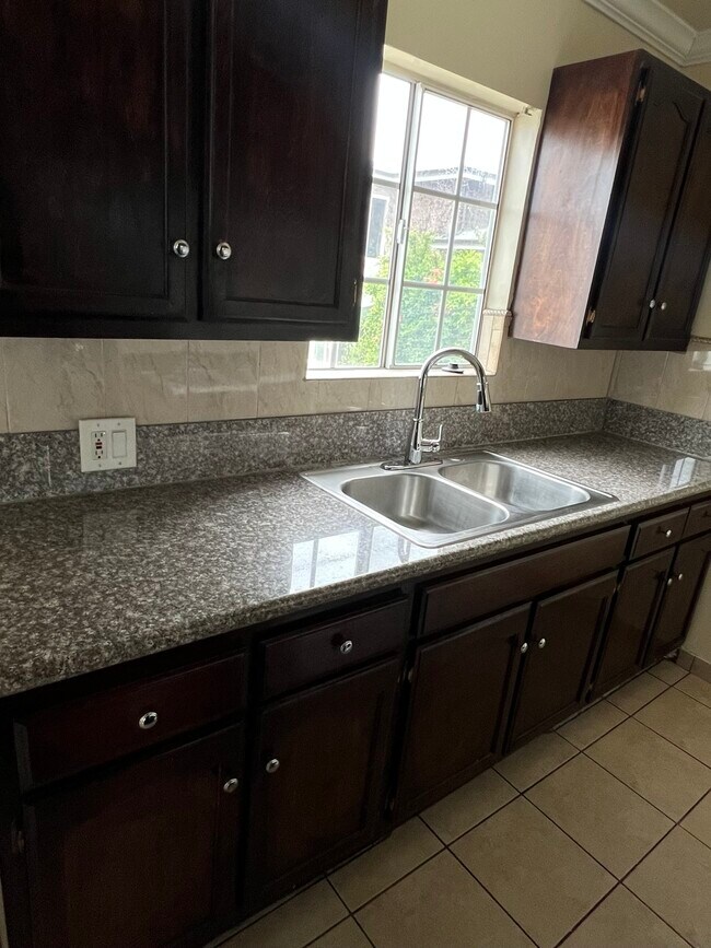 Kitchen - 979 N El Centro Ave