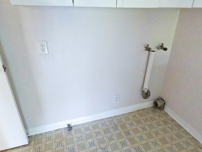 Washing and dryer Hook ups - 3613 Beethoven St