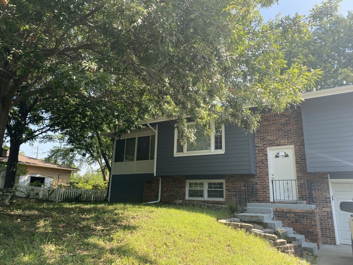 Primary Photo - SUBLEASE - HUGE 3 bedroom house in EUDORA
