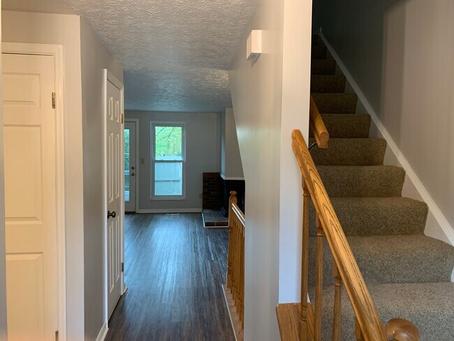 Front Entry - 1038 Stratford Ct