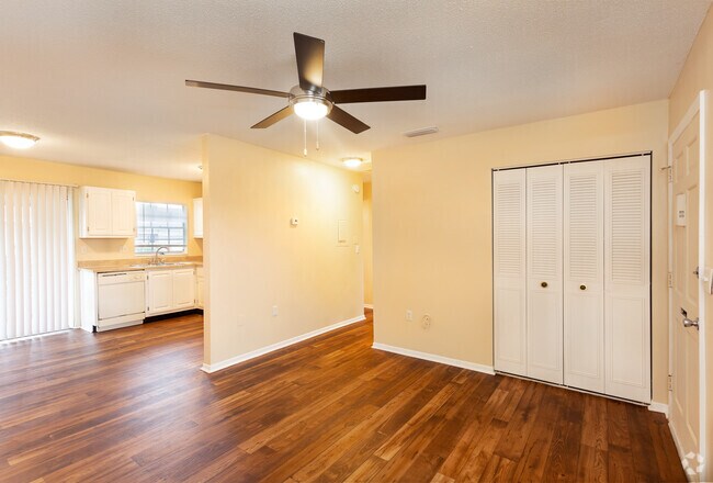 2 habitaciones/1 baño - 906 pies cuadrados - Sala de estar - Georgetown Square Apartments