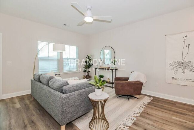 Foto del edificio - 1120 Wildflower Dr