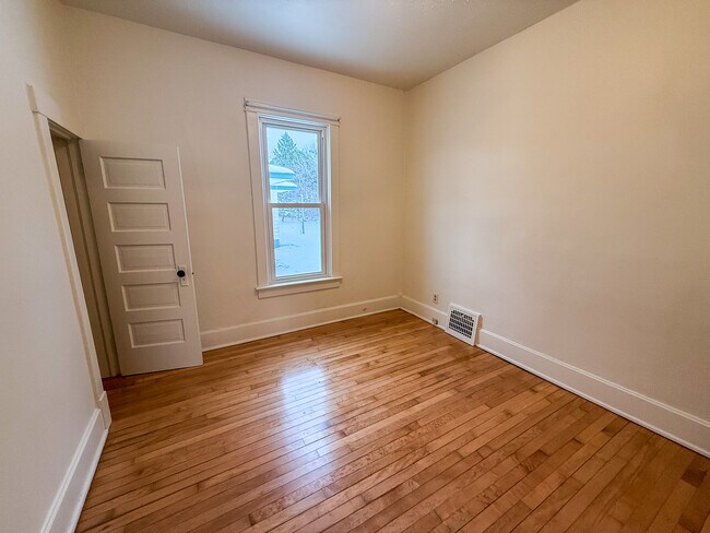 Foto del edificio - 209 E Harding Ave