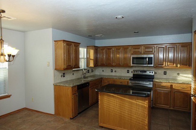 Building Photo - Wonderful 3 Bed in Yukon w/Storm Shelter
