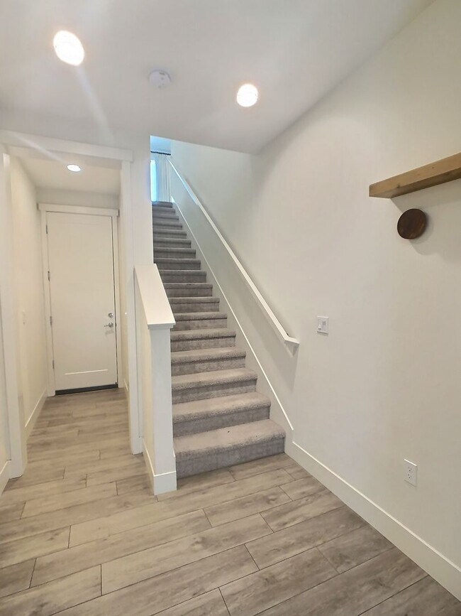 Foto del edificio - Bright 2 Bedroom Townhome in Downtown San Jose