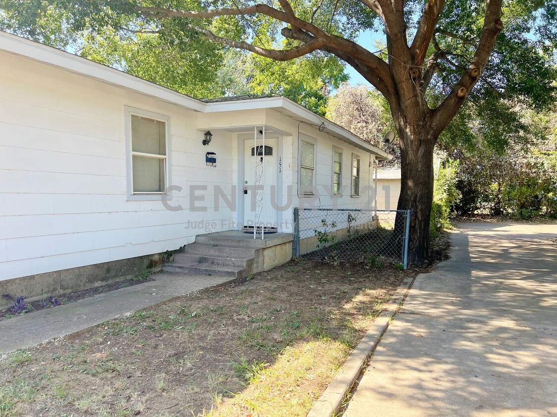 Foto principal - Cozy 1-Story 2/1 Duplex In Castleberry ISD...