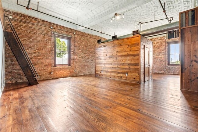 Building Photo - 558 St Francis St