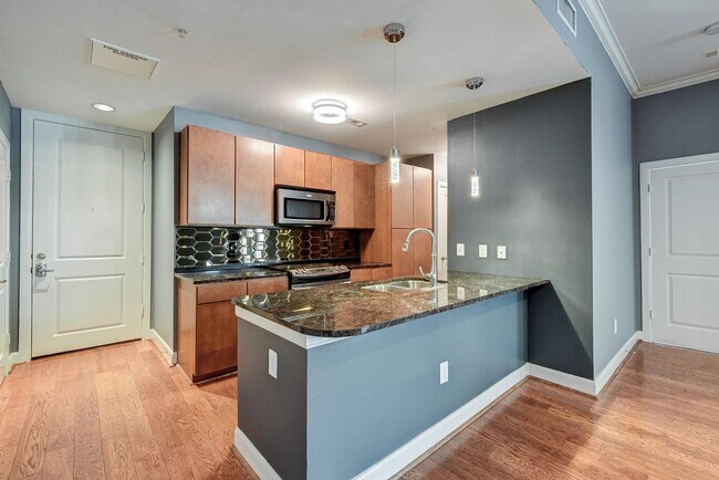 Building Photo - 2 Bedroom Condo Located in Midtown!
