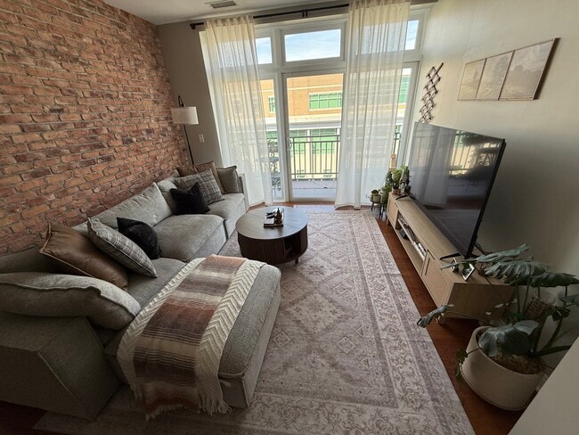 Building Photo - 140 S River St