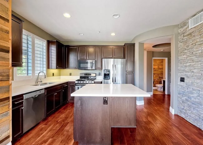 Building Photo - Three Story Townhome Overlooking Singing H...