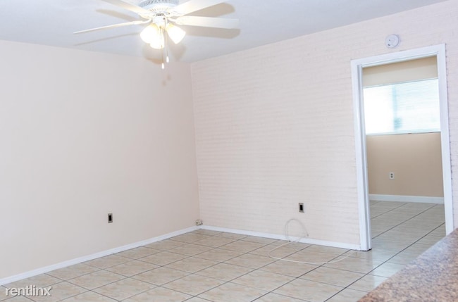 Building Photo - 1 br, 1 bath  - 7211 Venetian St
