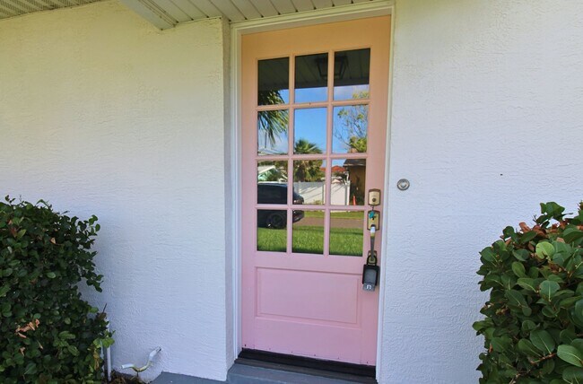 Foto del edificio - Steps to the Gulf! Spacious 3-Bed, 2 Bath ...