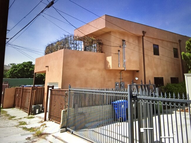 Building Photo - 624 Flower Ave