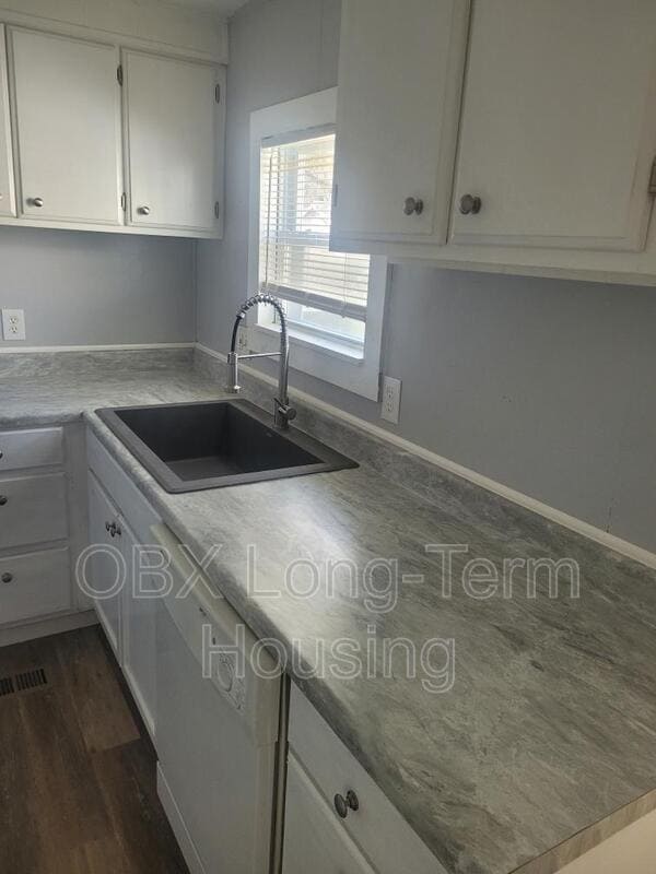 Foto del edificio - 111 Faris Dr