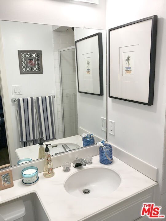 Foto del edificio - 8727 Shoreham Dr